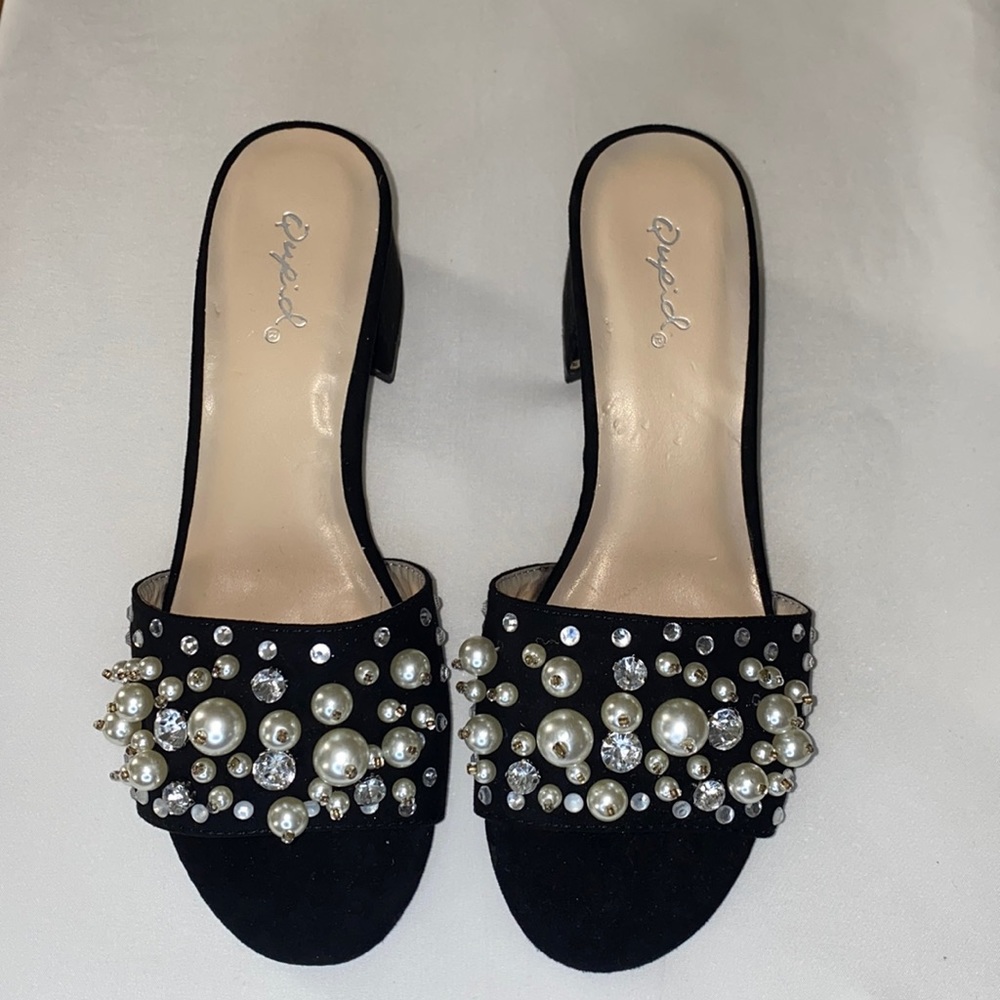 Qupid pearl black slides